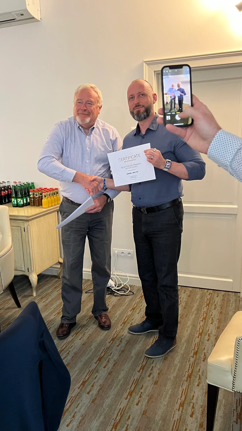 Předání certifikátu z rukou Garyho Noesnera (zakladatel CNU FBI)